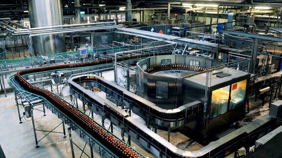 啤酒厂的传送带上有很多瓶子工厂设备内部