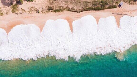鸟瞰图海浪撞击热带白沙海岸线