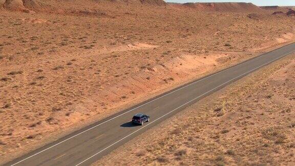 图片:黑色SUV吉普车在干燥的沙漠中行驶
