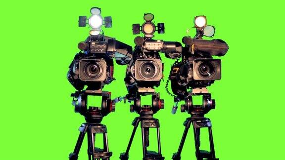 三脚架上的三个专业摄像机摄像机编码器
