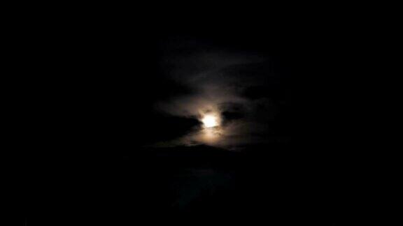 月亮在云树之上的地平线上升起时间流逝