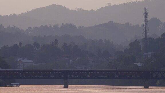 日落时的火车过桥:斯里兰卡