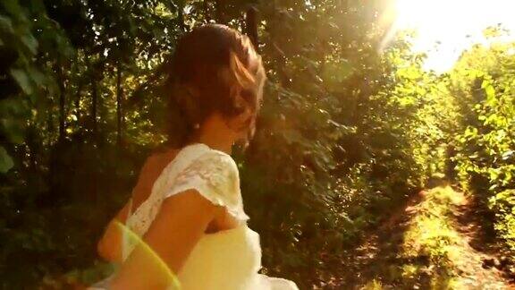 浪漫婚礼概念:新娘牵手森林漫步