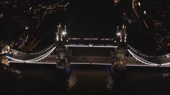 从空中俯瞰伦敦塔桥和英国伦敦的夜空