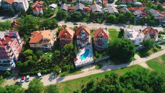 鸟瞰图一个美丽的度假别墅与游泳池周围的自然封闭式社区