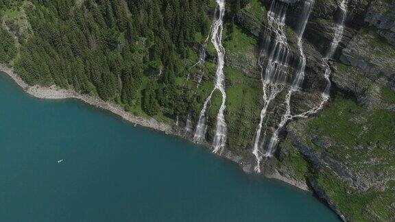 空中无人机拍摄的奥斯奇宁高山图奥斯奇宁湖群山之上