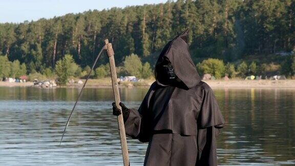 带着大镰刀的死神在湖边行走