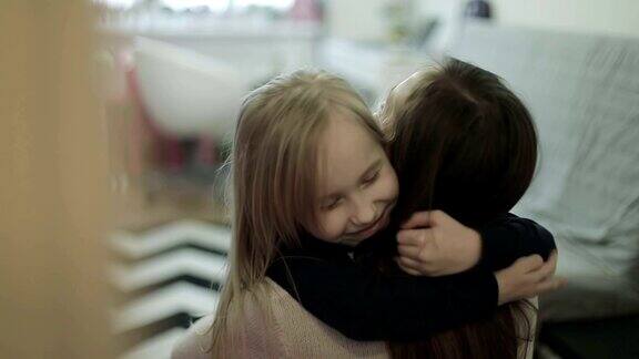 回到家小女儿冲进妈妈的怀里给了她一个大大的拥抱