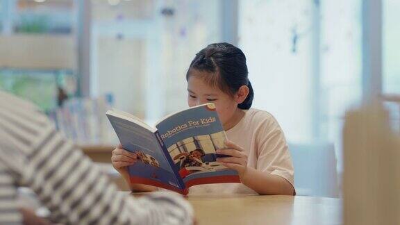 MS小女孩正在读书
