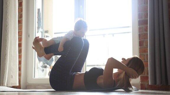 年轻的母亲和孩子在做体育锻炼