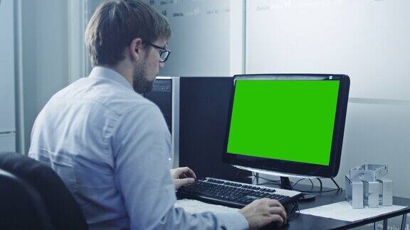 工程师正在研究计算机绿色屏幕显示伟大的模型使用