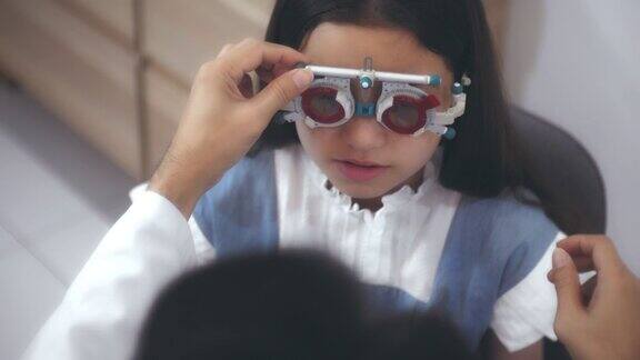 验光师正在检查小女孩的眼睛