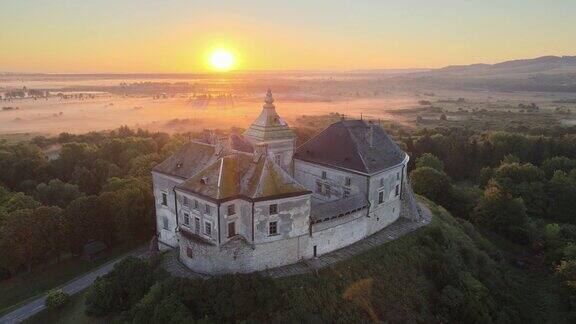 日落上的奥列斯科城堡