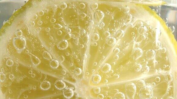 柠檬片放入清水中起泡