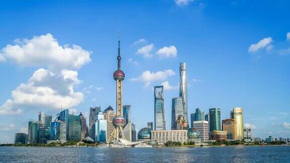 晴天的上海和黄浦江的城市景观