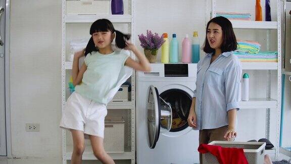 亚洲母亲和女儿在打扫或清洗时玩耍
