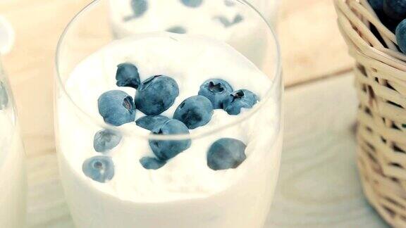 蓝莓杯加鲜奶油