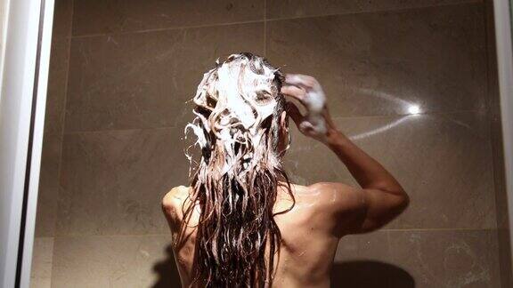 背影女人在洗她的头发