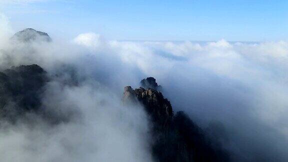 云雾缭绕的安徽黄山山顶美景