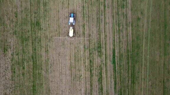 拖拉机喷洒农药的农业天线