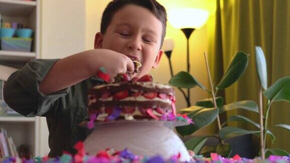 可爱的孩子用蛋糕和五彩纸屑做生日派对生日聚会和在家大庆祝