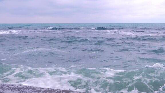 强烈的暴风雨海浪拍打着海滨的防波堤