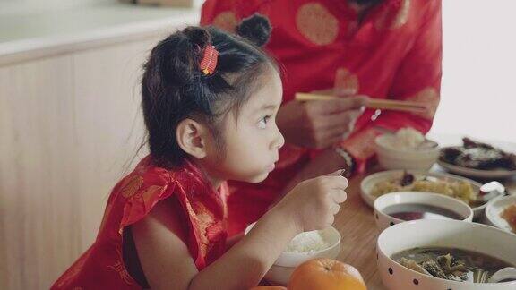 亚洲家庭春节团圆饭