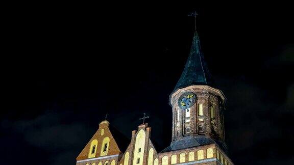 历史建筑照明具有历史意义的里程碑时间流逝加里宁格勒的康德大教堂夜空下的中世纪古堡有座钟的古塔间隔拍摄