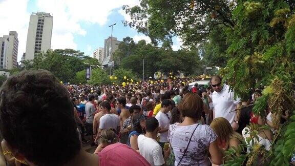 巴西人在街上庆祝狂欢节
