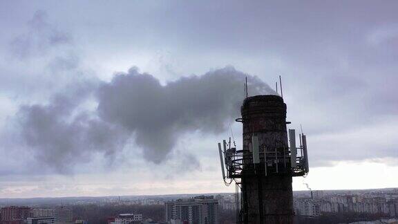 有白烟的烟斗城市煤气锅炉房的管道白色的烟雾映衬着天空从无人机的俯视图