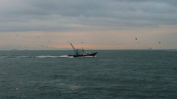 渔船海鸥在后面飞