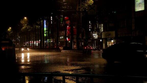 台风杜鹃汽车在大风暴雨中行驶