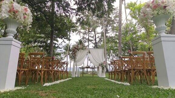 婚礼拱门装饰布和鲜花户外