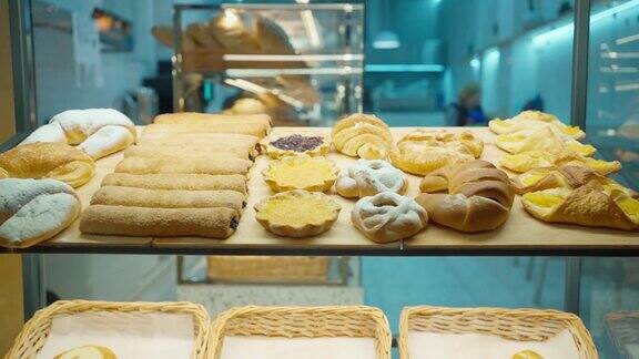 面包店橱窗里柳条篮子里的美味新鲜、令人垂涎三尺的糕点