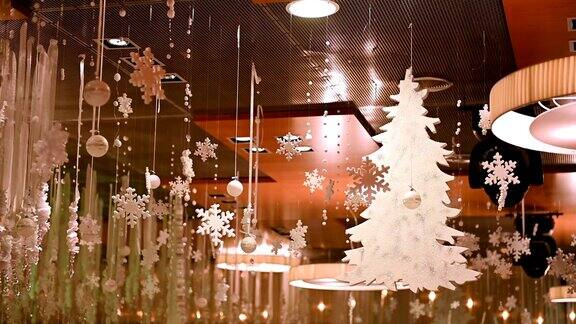 装饰的餐厅灯光照亮的装饰在黑暗中大厅装饰在圣诞节