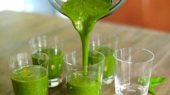 将绿色冰沙倒入玻璃杯中