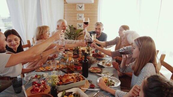 白人大家庭在节日晚宴上举杯共饮