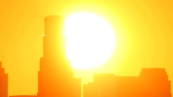 太阳从洛杉矶市中心后面升起