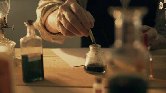 世纪之交的化学家从一种化学品中做笔记