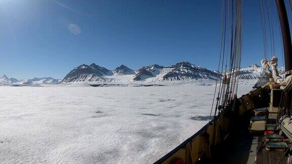 北极斯匹次卑尔根群岛北部斯瓦尔巴特群岛的一艘帆船被冻住了