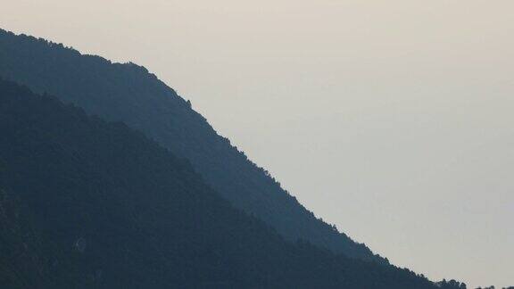 平移拍摄的意大利阿尔卑斯山的顶峰
