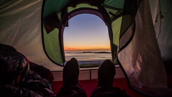 从帐篷里看日落