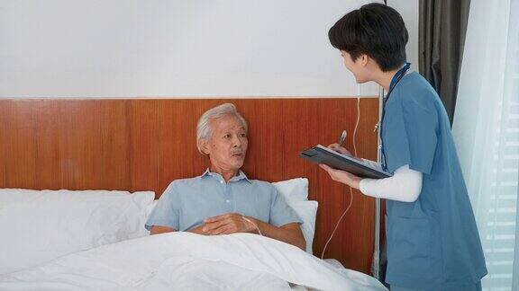 亚洲护士正在照顾一位躺在病床上的老人
