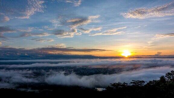 泰国清迈的晨雾日出