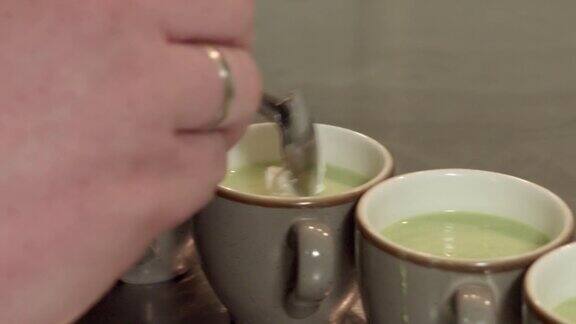 英国诺丁汉诺丁汉郡在灰色杯子里准备绿茶的人