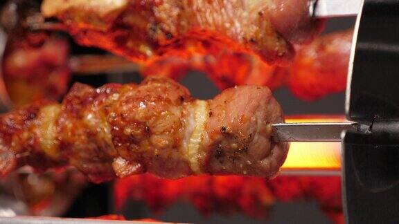 用电烤炉烤猪肉串烤肉串上旋转的肉