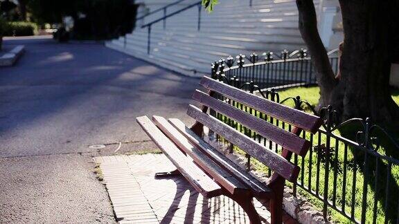 摩纳哥蒙特卡洛城街道长椅上阳光灿烂的一天