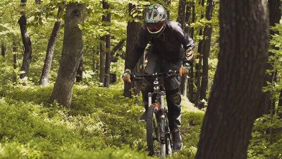 森林里的山地摩托车手