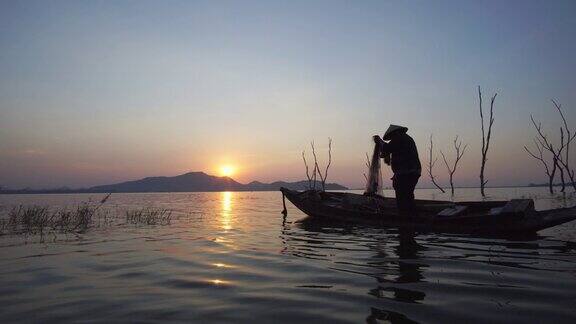 当地渔民的生活方式早上在水中抛渔网捕鱼