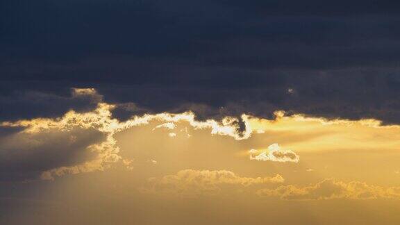 日落时黄色天空中快速移动的云的延时镜头